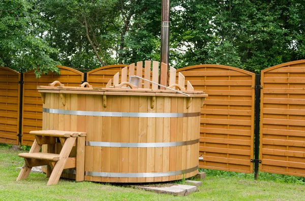 Moderna bañera de hidromasaje de madera con escaleras al aire libre Imagen de stock