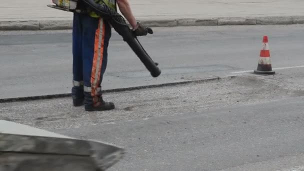 Streetworker säubern Werkzeug — Stockvideo