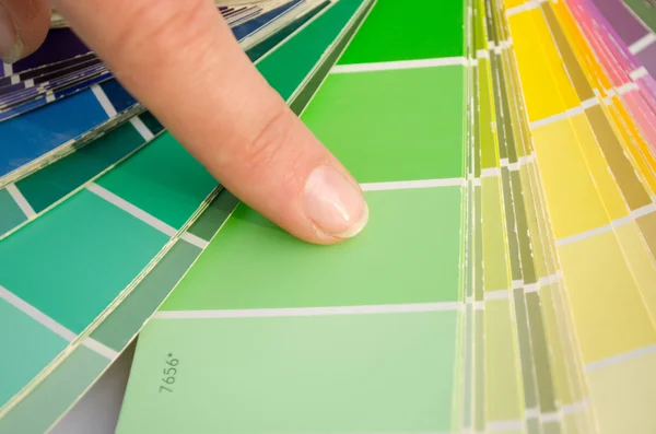 Dedo de mujer en la paleta de colores de tono verde deslizamiento —  Fotos de Stock