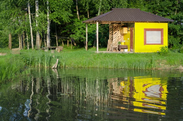 Casa de baño de relajación en el estanque de campo hora de verano —  Fotos de Stock