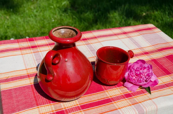 Retro alte Teekanne und rote Tasse in der Natur Hintergrund — Stockfoto