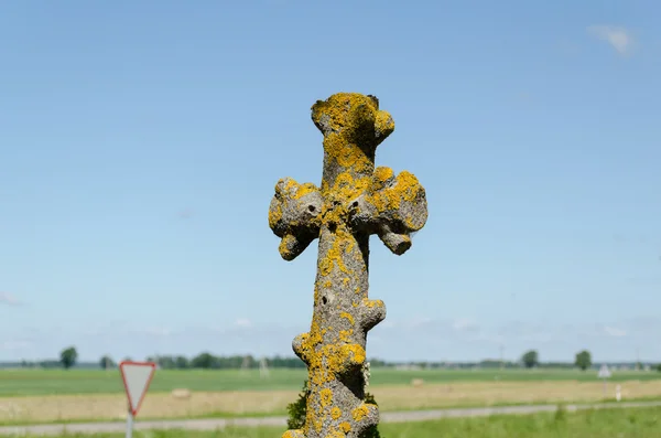 Stare antyczne omszony metalowe cmentarz krzyż — Zdjęcie stockowe