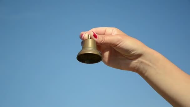 Mano rojo uñas campana jingle — Vídeo de stock