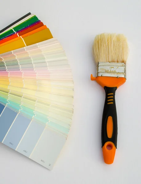 Cartela de cores e pincel de pintura em branco — Fotografia de Stock