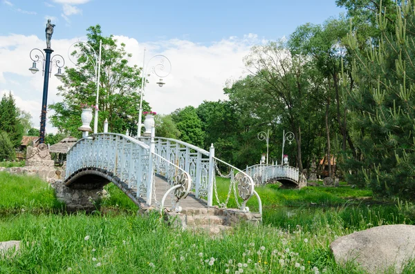 Ponte branca antiga com luzes espetaculares do parque — Fotografia de Stock