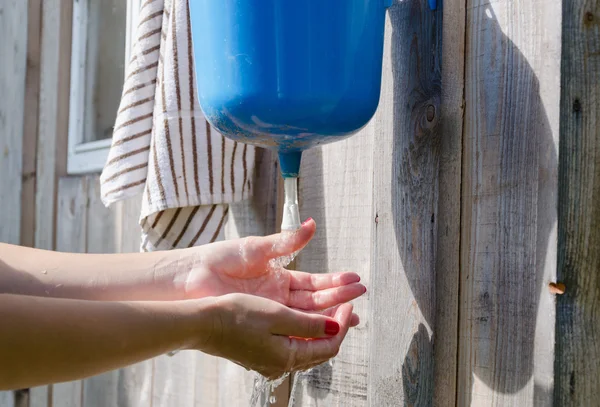 Closeup of gardener girl woman wash hands — Stock Photo, Image