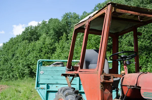 Viejo rd trabajo tractor al aire libre — Foto de Stock