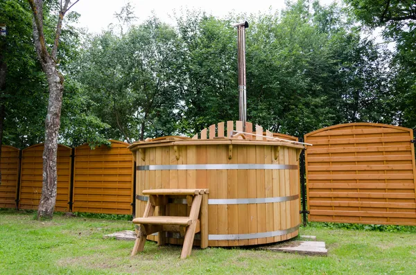 Ländliche Holz-Wasser-Whirlpool mit Treppe Garten Hof lizenzfreie Stockfotos