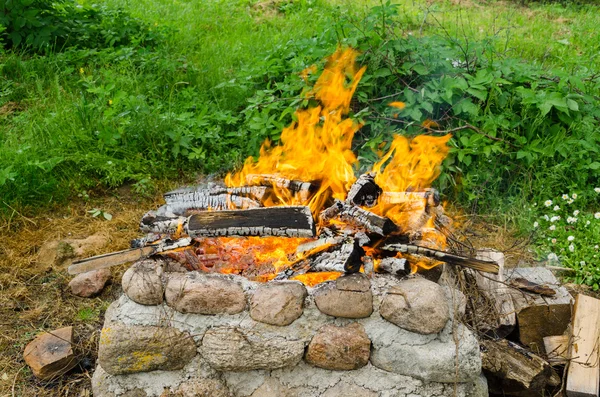 Kamienny mur kominki cichej spalić drewna opałowego — Zdjęcie stockowe