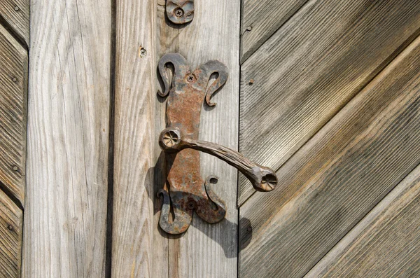 Ancienne poignée de porte manoir sur vieille porte en bois — Photo