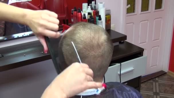 Uomo taglio di capelli — Video Stock