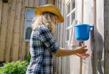 Çiftçi kadın yıkama elinde kırsal plastik yıkama aracı 