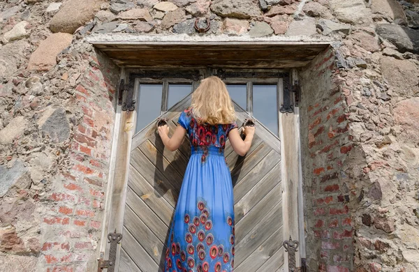 Vrouw met jurk op retro oude manor deur ingang — Stockfoto