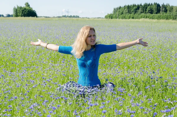 Frau genießt Natur in Harmonie Kornblumenwiese — Stockfoto