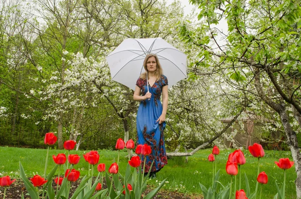 Mädchen mit Kleid posiert Park Blume mit Regenschirm — Stockfoto