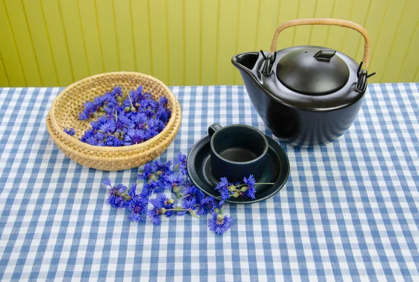 Tè di fiordaliso fresco set su tovaglia bianca blu — Foto Stock