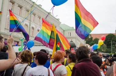 gay lezbiyen yürüyüşçülerin bayrak balonlar holding 