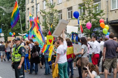 kalabalık geleneksel popüler gay gökkuşağı bayrakları  