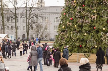 oyuncaklar ve sokakta insanlar ile Noel ağacı  