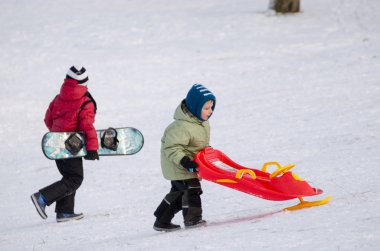 snowboard ve kızak direksiyon ile olan çocuklar 