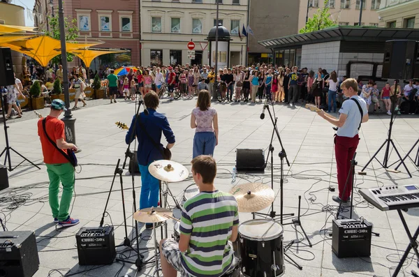 Gruppo si esibiscono in strada e la gente ascolta concerto — Foto Stock