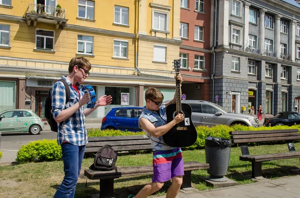 Buskers actifs avec guitares et cloche rue de la ville — Photo