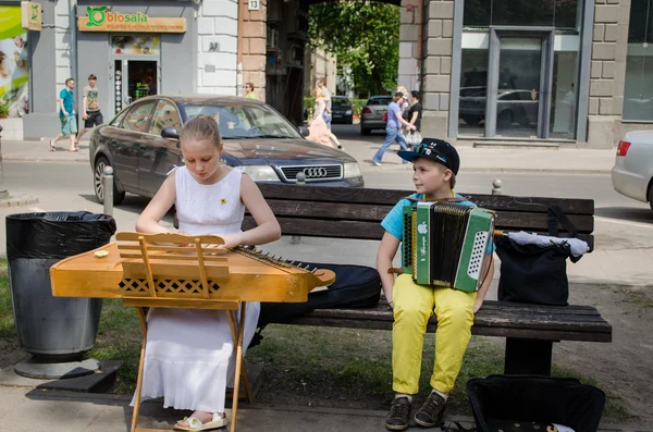 音乐节日女孩波罗的海瑟男孩手风琴 — 图库照片
