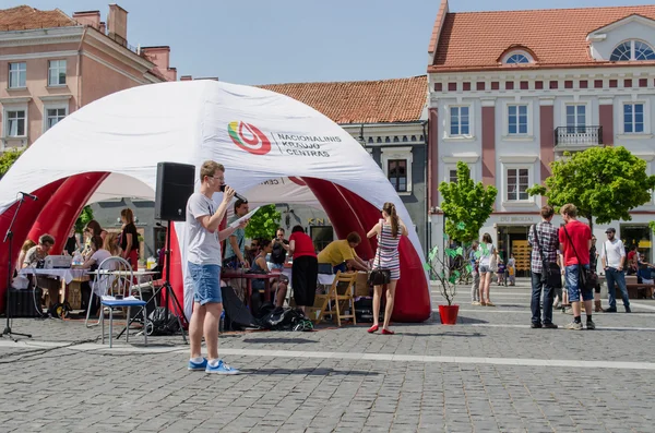 Muž mluví přes mikrofon ulici událostí stanu — Stock fotografie