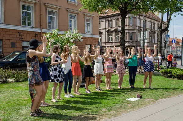 Groupe pop fille exécutant des éléments de danse dans le parc — Photo
