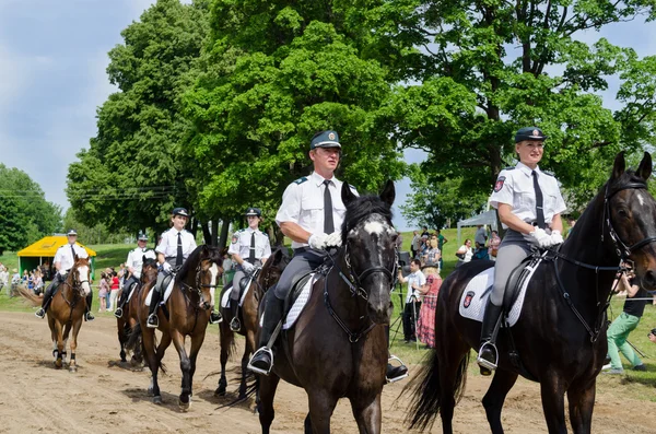 Ranger policji zawodnicy Pokaż w mieście konia festiwalu — Zdjęcie stockowe