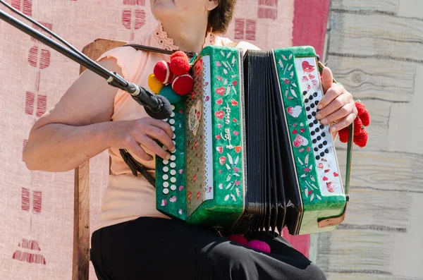 Vrouw stempel snel vinger beweging accordeon knop — Stockfoto