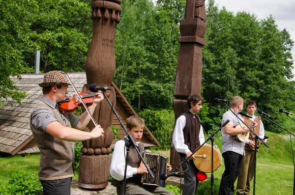 Pojkar land band spela folkmusik med instrument — Stockfoto