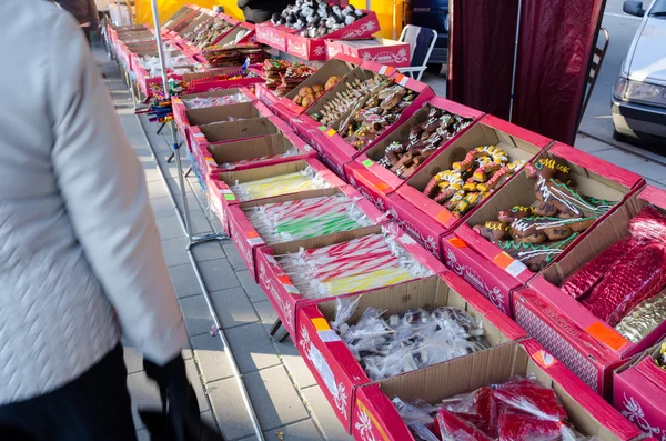 Caramelle e caramelle in vendita al mercato fiera bazar — Foto Stock