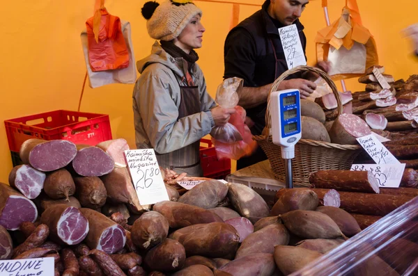Landwirt verkauft geräucherte Fleischprodukte Speck Schinken Würstchen — Stockfoto