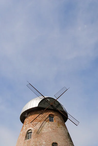 Mill taket på blå himmel bakgrund — Stockfoto