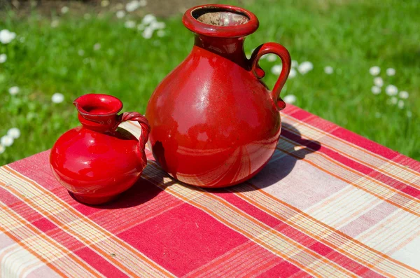 Grandes e pequenos jarros de barro vintage retro vermelho — Fotografia de Stock