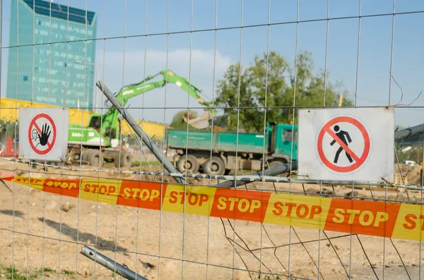 Zaunsicherheit Stoppwarnschilder nicht eingeben — Stockfoto