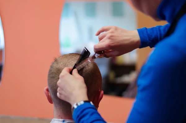 Hombre corte de pelo en las tijeras de peluquero — Foto de Stock