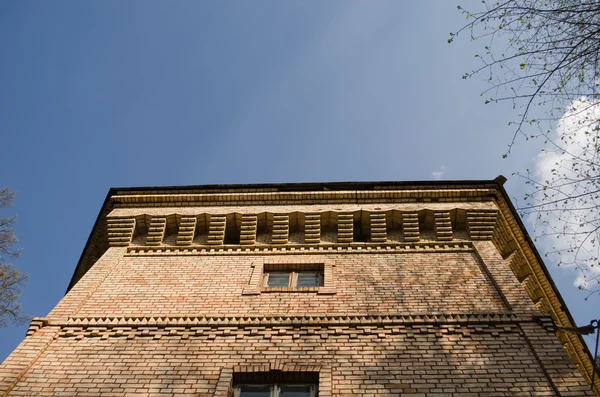 Manor fragment met windows op blauwe hemelachtergrond — Stockfoto