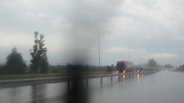 Regen Wasser Fluss Straße Auto — Stockvideo