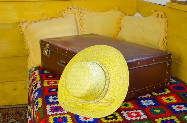 Detailní záběr letní klobouk slaměný ženy na starý kufr — Stock fotografie
