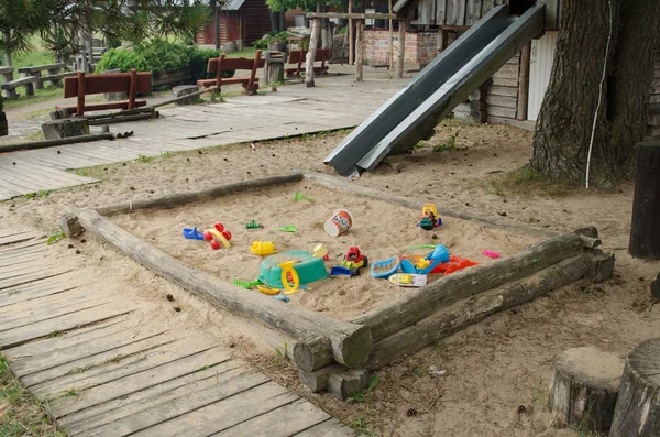 Sandbox brinquedo completo no parque infantil na hora de verão — Fotografia de Stock