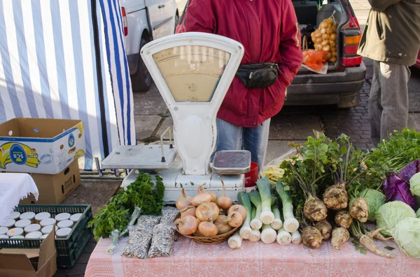 Vegetabiliska liggande på marknadsstånd nära retro skalor — Stockfoto