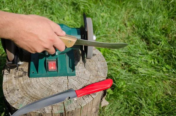 Hand grinder kniv med elektriska verktyg utomhus log — Stockfoto