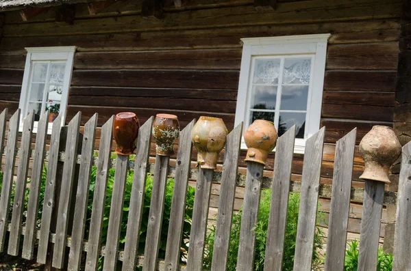 Rural fence with old cracked earthen jars outdoor — Stock Photo, Image