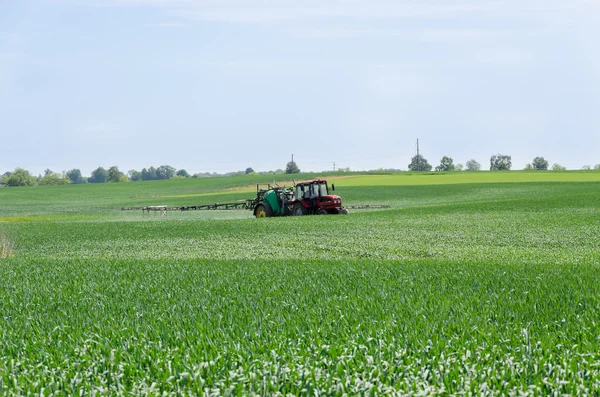 Traktordüsen düngen Felder — Stockfoto