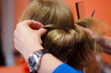 Kuaför saç modeli istemci sarışın saç şeklinde 