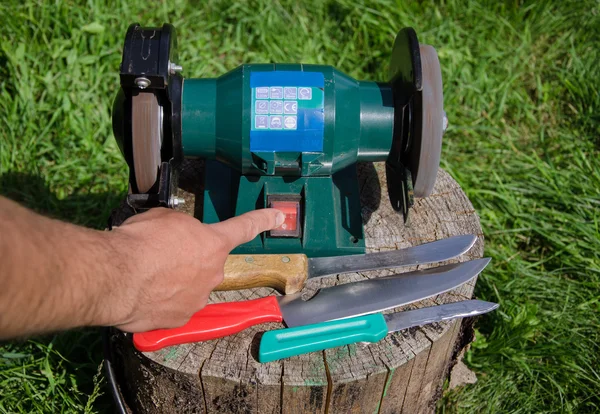 Dedo empuje cuchillos eléctricos botón de acero al aire libre — Foto de Stock