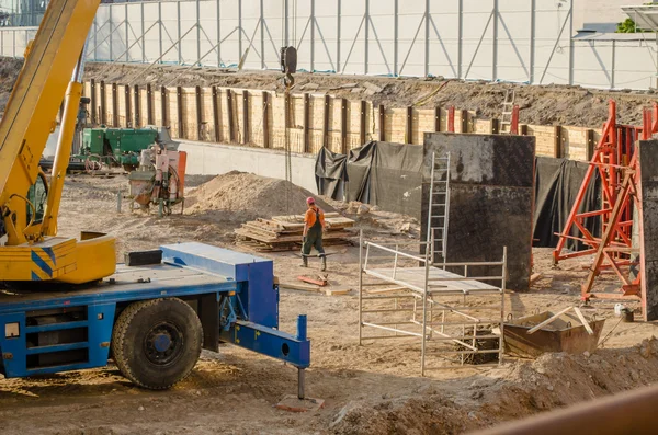 Trabajadores de la construcción andamios de maquinaria — Foto de Stock