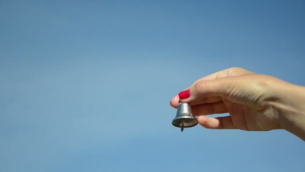 Mujer hombre campana anillo cielo — Vídeos de Stock